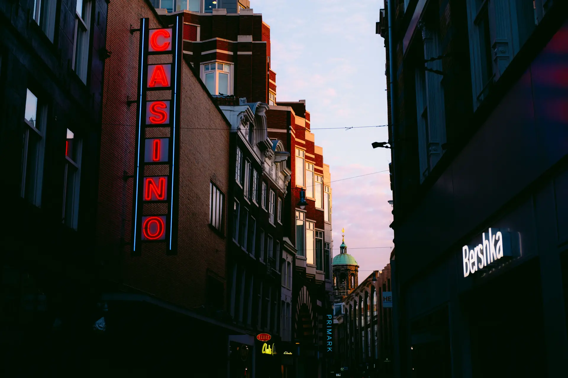Helsingin kaupunkimaisema iltahämärässä