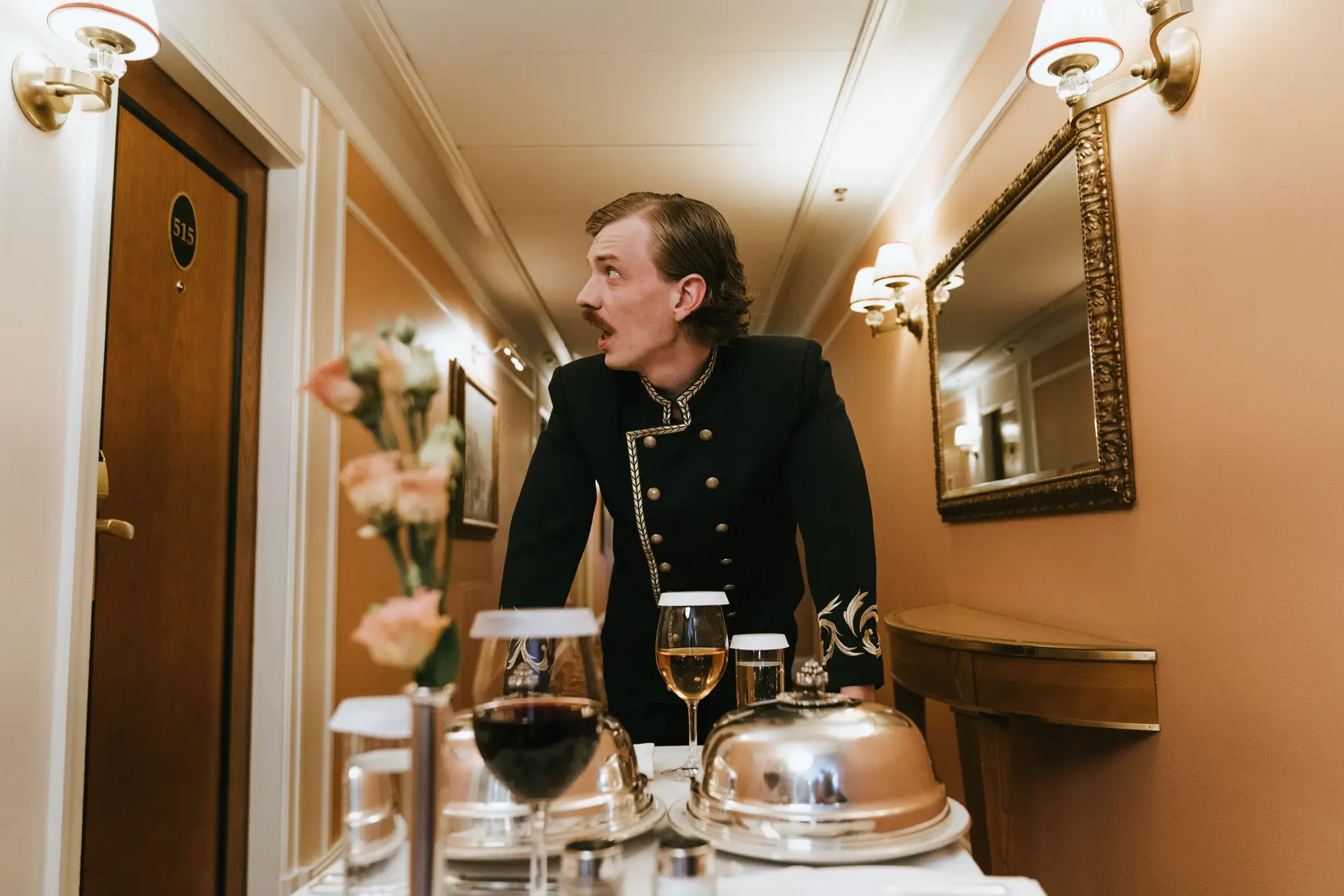 Hotellin käytävä ja huomaavainen palvelu